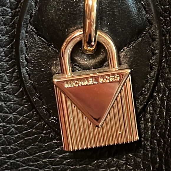 MICHAEL KORS BLACK GOLD SATCHEL HANDBAG/SHOULDER BAG VERY ROOMY NEW ADJ STRAP - Picture 6 of 15